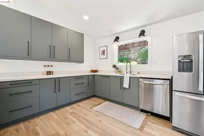 6400 Pinehaven Rd, Oakland, CA 94611 - Photo 24