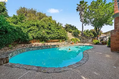 325 Hillsdale Dr, Pittsburg, CA 94565 - Photo 2