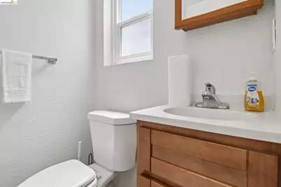874 Pine St, Oakland, CA 94607 - Photo 12