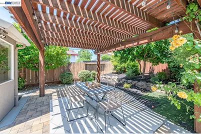 684 Emerald St, Livermore, CA 94550 - Photo 32