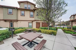 1072 Victories Loop, San Jose, CA 95116 - Photo 32