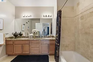 252 International Blvd, Oakland, CA 94606 - Photo 38
