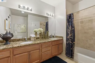 252 International Blvd #303, Oakland, CA 94606 - Photo 40