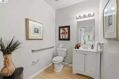 252 International Blvd #303, Oakland, CA 94606 - Photo 36