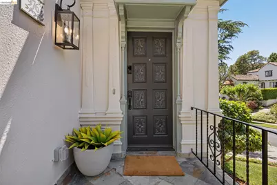 976 Grosvenor Pl, Oakland, CA 94610 - Photo 2
