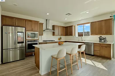 15887 Brownstone Ct, Lathrop, CA 95330 - Photo 2