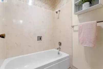 156 Mecartney Rd, Alameda, CA 94502 - Photo 32