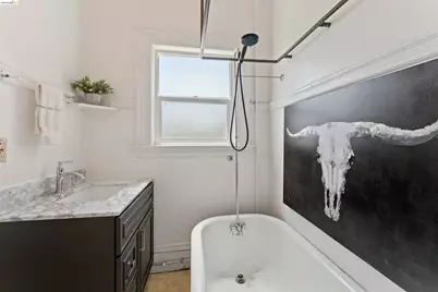 667 10th St, Oakland, CA 94607 - Photo 8