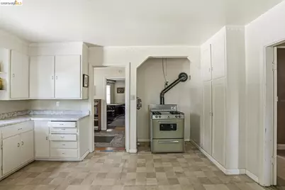 6350 Hillmont Dr, Oakland, CA 94605 - Photo 24