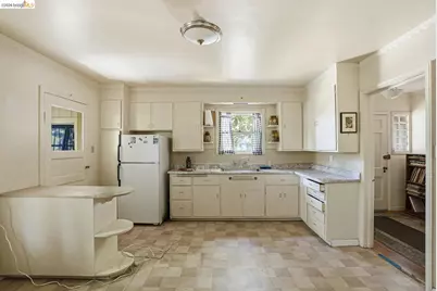 6350 Hillmont Dr, Oakland, CA 94605 - Photo 22