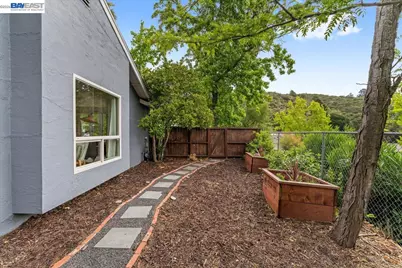 7981 Surrey Ln, Oakland, CA 94605 - Photo 36