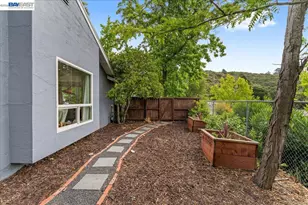 7981 Surrey Ln, Oakland, CA 94605 - Photo 36