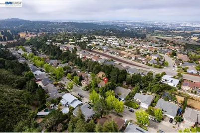 7981 Surrey Ln, Oakland, CA 94605 - Photo 38