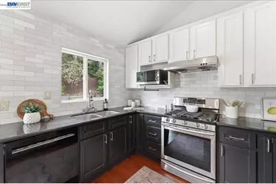 7981 Surrey Ln, Oakland, CA 94605 - Photo 16