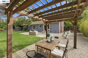 7981 Surrey Ln, Oakland, CA 94605 - Photo 34