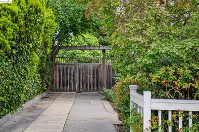 2140 Woolsey St, Berkeley, CA 94705 - Photo 34