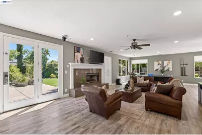 8303 Regency Dr, Pleasanton, CA 94588 - Photo 16