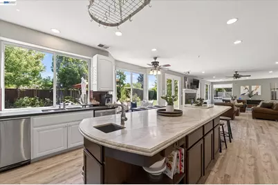 8303 Regency Dr, Pleasanton, CA 94588 - Photo 14