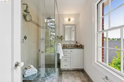 857 Paramount Rd, Oakland, CA 94610 - Photo 22