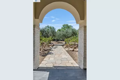 1080 Finley Rd, Pleasanton, CA 94588 - Photo 8