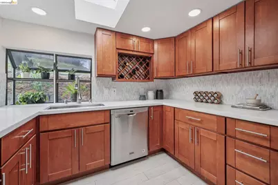 6785 Aitken Dr, Oakland, CA 94611 - Photo 16