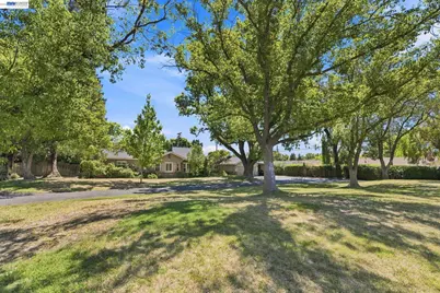 200 Greenwich Ln, Modesto, CA 95350 - Photo 4