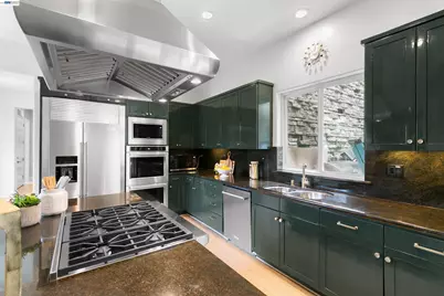 7010 Pinehaven Rd, Oakland, CA 94611 - Photo 10