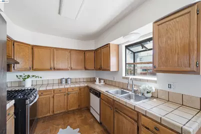 10517 Voltaire Ave, Oakland, CA 94603 - Photo 12