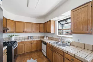 10517 Voltaire Ave, Oakland, CA 94603 - Photo 12