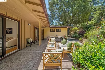 7200 Saroni Dr, Oakland, CA 94611 - Photo 18