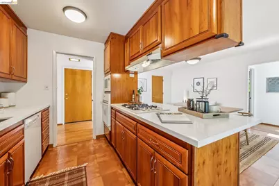 7200 Saroni Dr, Oakland, CA 94611 - Photo 32
