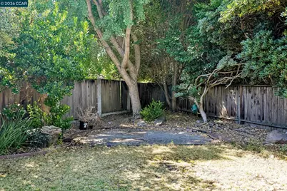 933 Santa Lucia Dr, Pleasant Hill, CA 94523 - Photo 20
