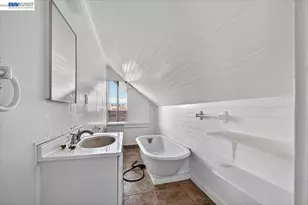 950 Loomis Ct, Oakland, CA 94606 - Photo 36