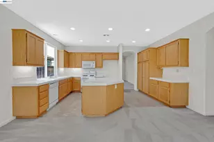 8415 Merry Hill Way, Elk Grove, CA 95624 - Photo 10