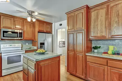 585 Crestmont Dr, Oakland, CA 94619 - Photo 18