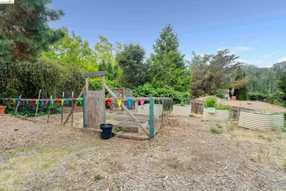 4685 Commonwealth Dr, Oakland, CA 94605 - Photo 36