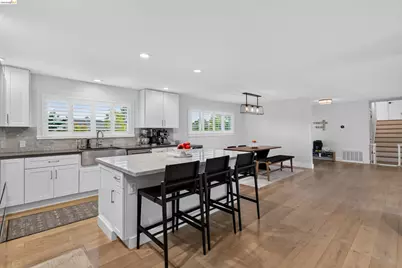 127 Peacock Dr, San Rafael, CA 94901 - Photo 14
