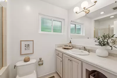 21 Orinda Vista Dr, Oakland, CA 94605 - Photo 46