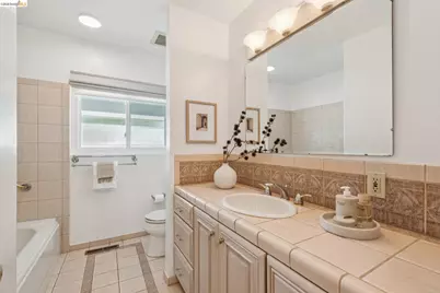 21 Orinda Vista Dr, Oakland, CA 94605 - Photo 40