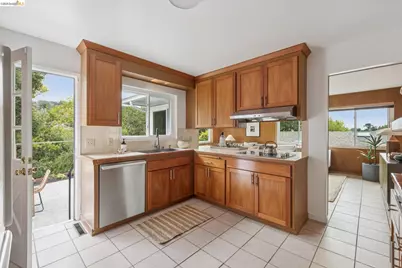 21 Orinda Vista Dr, Oakland, CA 94605 - Photo 16