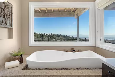 7015 Elverton Dr, Oakland, CA 94611 - Photo 36