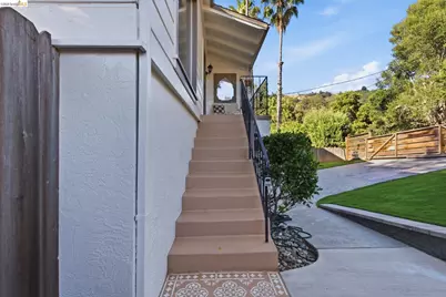 3917 Columbian Dr, Oakland, CA 94605 - Photo 36