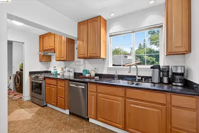 7925 Greenly Dr, Oakland, CA 94605 - Photo 20