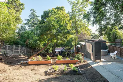 7848 Hillmont Dr, Oakland, CA 94605 - Photo 26