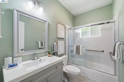 17208 President Dr, Castro Valley, CA 94546 - Photo 32