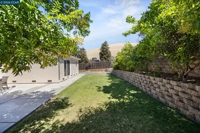 2274 Mount Whitney Dr, Pittsburg, CA 94565 - Photo 24