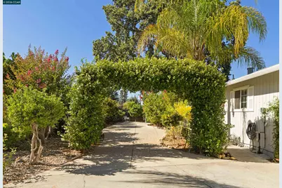 1694 Tammy Ln, Concord, CA 94519 - Photo 4