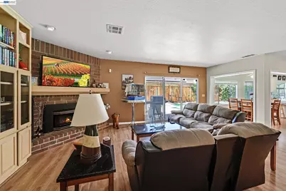 425 Cecelio Way, Tracy, CA 95376 - Photo 2