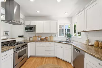 2339 Thackeray Dr, Oakland, CA 94611 - Photo 26