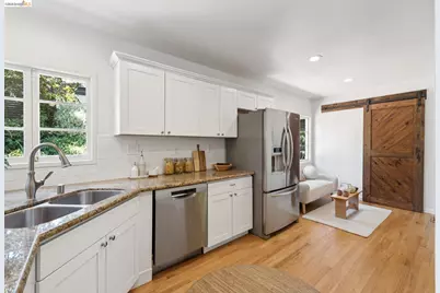 2339 Thackeray Dr, Oakland, CA 94611 - Photo 38
